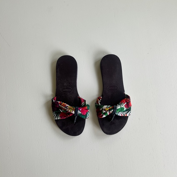 Havaianas Shoes - Havaianas Black and Red Sandals with Decorative Bow